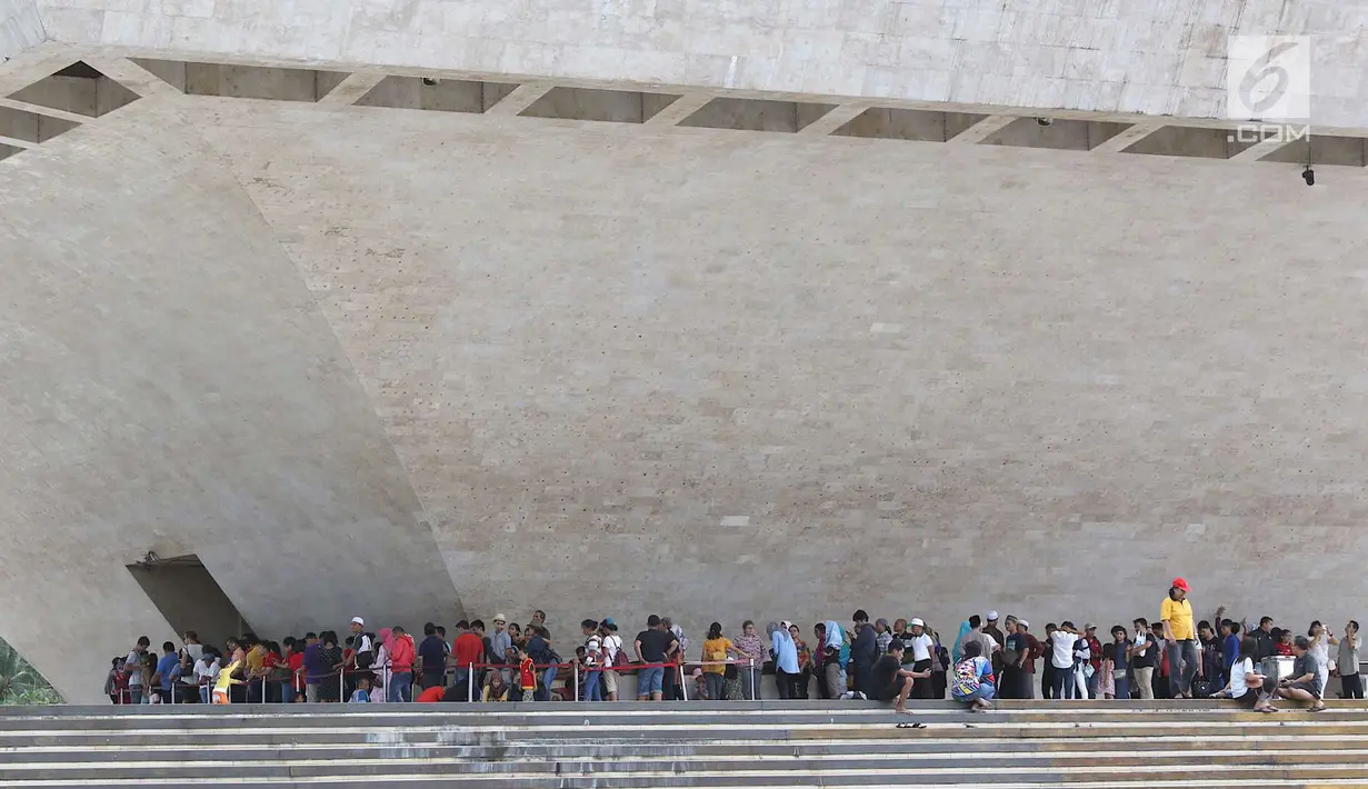 Wisatawan antri memasuki Monumen Nasional (Monas), Jakarta, Sabtu (19/5). Kawasan wisata yang menjadi simbol ibukota tersebut menjadi salah satu lokasi warga untuk menunggu waktu berbuka puasa. (Liputan6.com/Immanuel Antonius)