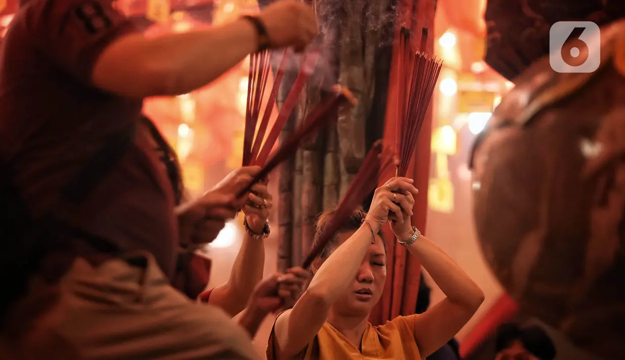 Warga keturunan Tionghoa melaksanakan sembahyang malam Imlek di Klenteng Boen San Bio,Kota Tangerang, Banten, Jumat (9/2/2024). (Liputan6.com/Angga Yuniar)