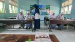 Seorang guru memberikan pelajaran matematika kepada empat murid baru kelas X di SMA 1 Muhammadiyah Depok, Jawa Barat, Selasa (22/7/2025). (merdeka.com/Arie Basuki)