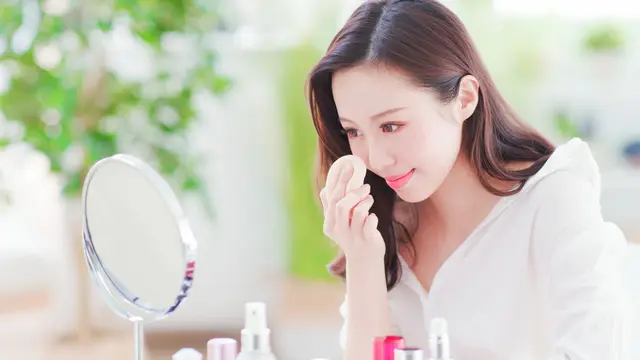 Makeup Sering Crack Setelah Diaplikasikan? Cari Tahu Penyebabnya Sekarang Juga