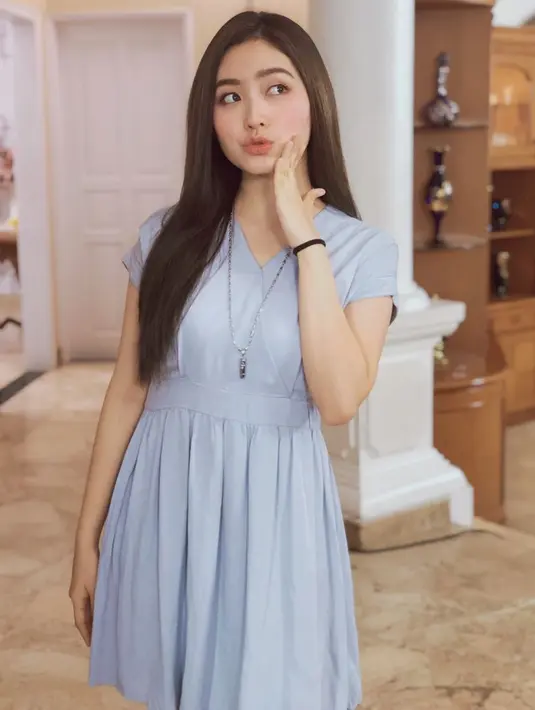 Seleb 22 tahun ini memang sering memilih simple dress untuk menunjang penampilannya. Warna dress yang ia pilih juga tidak mencolok. Meski demikian, Natasha tetap terlihat menawan.(Liputan.com/IG/@natashawilona12)
