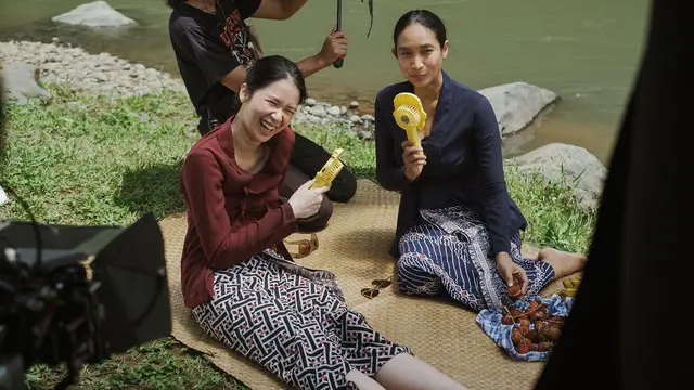 Adu Akting, Ini 6 Potret Happy Salma dan Laura Basuki di Film Before, Now & Then