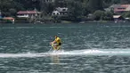 Seorang warga beraksi dengan sepeda air pada di d'Annnecy (Annecy lake) pada etape ke-9 Tour De France dengan jarak tempuh 146km, antara Albertville dan Saint-Gervais Mont Blanc, Prancis (22/7/2016). (AFP/Kenzo Tribouillard)