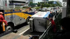 Sebuah mobil box yang mengangkut es krim terguling di tol Grogol.