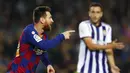 Striker Barcelona, Lionel Messi, melakukan selebrasi usai membobol gawang Real Valladolid pada laga La Liga 2019 di Stadion Camp Nou, Selasa (29/10). Barcelona menang 5-1 atas Real Valladolid. (AP/Joan Monfort)