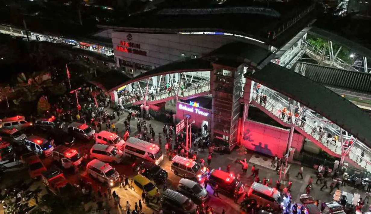 Foto udara menunjukkan ambulans yang berkumpul di sekitar lokasi terjadinya tabrakan kecelakaan Kereta Api Jarak Jauh (KAJJ) Argo Bromo Anggrek dengan Kereta Rel Listrik (KRL) Commuter Line di Stasiun Bekasi Timur, Jawa Barat, pada Selasa 28 April 2026 dini hari. (Taris IMAN/AFP)