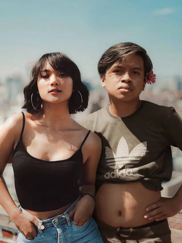 6 Editan Foto Pria Bareng Penyanyi Jebolan Indonesian Idol Ini Kocak