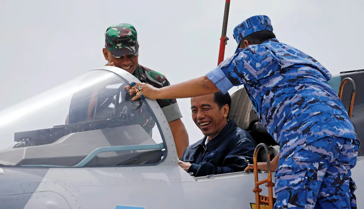 Presiden Jokowi bersama Panglima TNI Jenderal Gatot Nurmantyo dan Kasau Marsekal TNI Agus Supriatna saat meninjau kokpit jet tempur Sukhoi Su-27/30 dalam Latihan Tempur Angkasa Yudha 2016 di Natuna, Kepulauan Riau, Kamis (6/10). (REUTERS/Beawiharta)