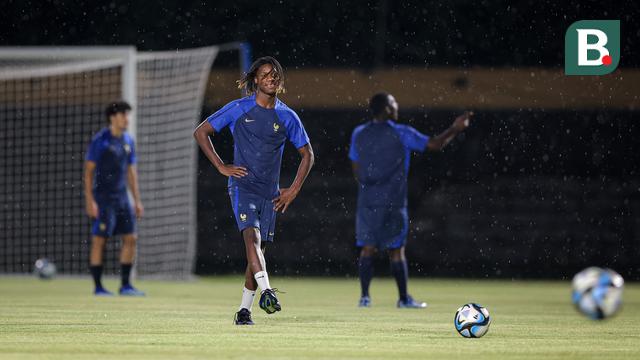 Foto: Timnas Prancis U-17 Terobos Hujan Deras untuk Latihan Persiapan Jelang Final Piala Dunia U-17 2023