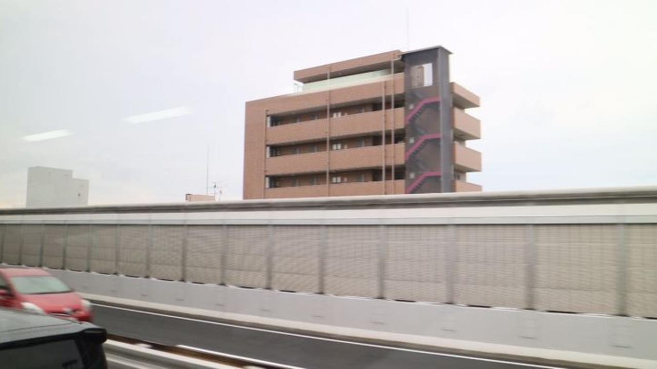 Tembok panjang di sepanjang jalan di Jepang