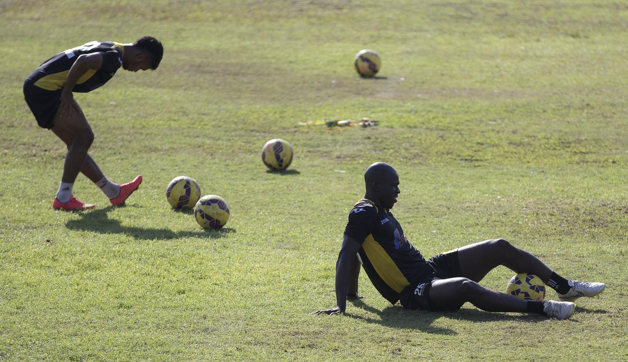 Pemain Mitra Kukar, Onorionde Kughegbe melakukan pemanasan sebelum mengikuti latihan jelang laga Piala Presiden melawan Bali United di Lapangan Samudra Kuta, Bali, Selasa (9/1/2015). (Bola.com/Vitalis Yogi Trisna)
