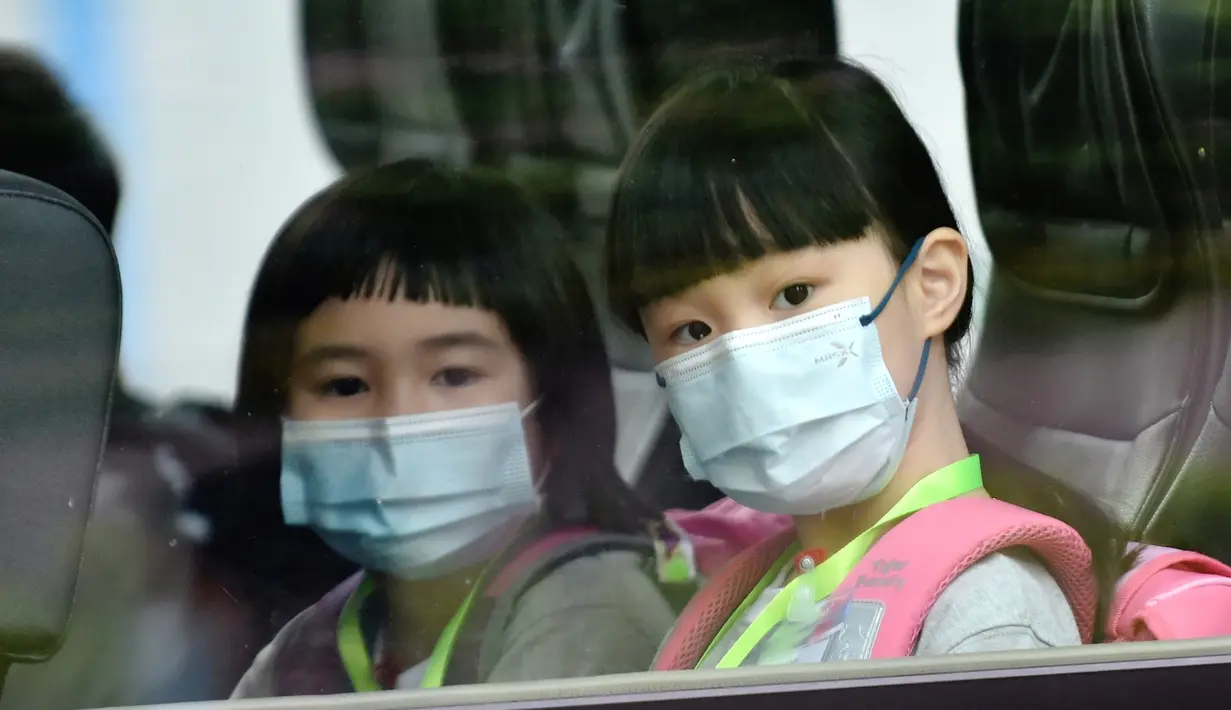 Para murid berangkat menggunakan bus sekolah di Tsuen Wan, Hong Kong, China pada 29 September 2020. Semua murid kembali bersekolah dalam pengaturan dua tahap setelah pembelajaran tatap muka pertama kali dilangsungkan sekitar sepekan yang lalu untuk kelas-kelas tertentu. (Xinhua/Lo Ping Fai)