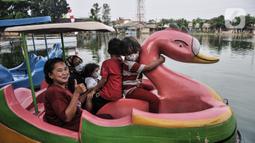 Warga saat mengendarai bebek-bebekan di Situ Citayam, Depok, Jawa Barat, Minggu (22/8/2021). Selama pandemi Covid-19 melanda, Situ Citayam menjadi wisata alternatif warga sekitar yang menawarkan wahana air seperti bebek-bebekan dan pemancingan. (merdeka.com/Iqbal S.Nugroho)
