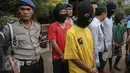Tersangka pelaku pembunuhan berencana yang terjadi di Kolong Tol Sedyatmo karena tidak terima pacarnya dilecehkan, dihadirkan saat rilis kasus di halaman markas Polsek Metro Penjaringan, Jakarta, Selasa (7/7/2015). (Liputan6.com/Faizal Fanani) 