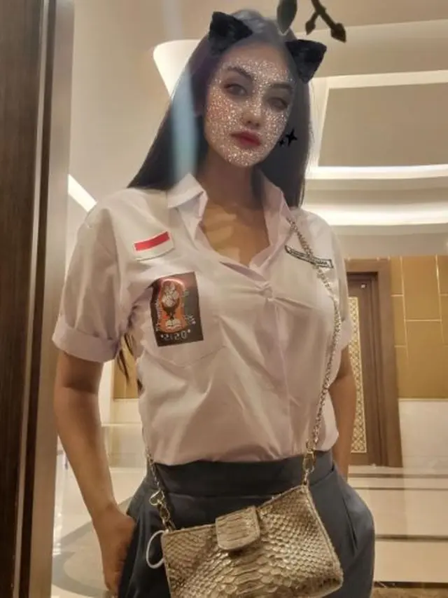 Nia Anggia, adik mendiang Julia Perez pakai seragam SMA (instagram/anggitheperez)