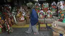 Seorang wanita berjalan melewati deretan parsel yang dijual di Barito, Jakarta, Rabu (13/5/2020). Di tengah pandemi virus corona COVID-19, para pedagang mengaku penjualan parsel Lebaran menurun hingga 80 persen dari tahun sebelumnya. (Liputan6.com/Herman Zakharia)