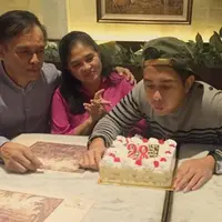 Ajun Perwira tiup lilin ulang tahun ke-28 (Instagram/@ajunperwira)
