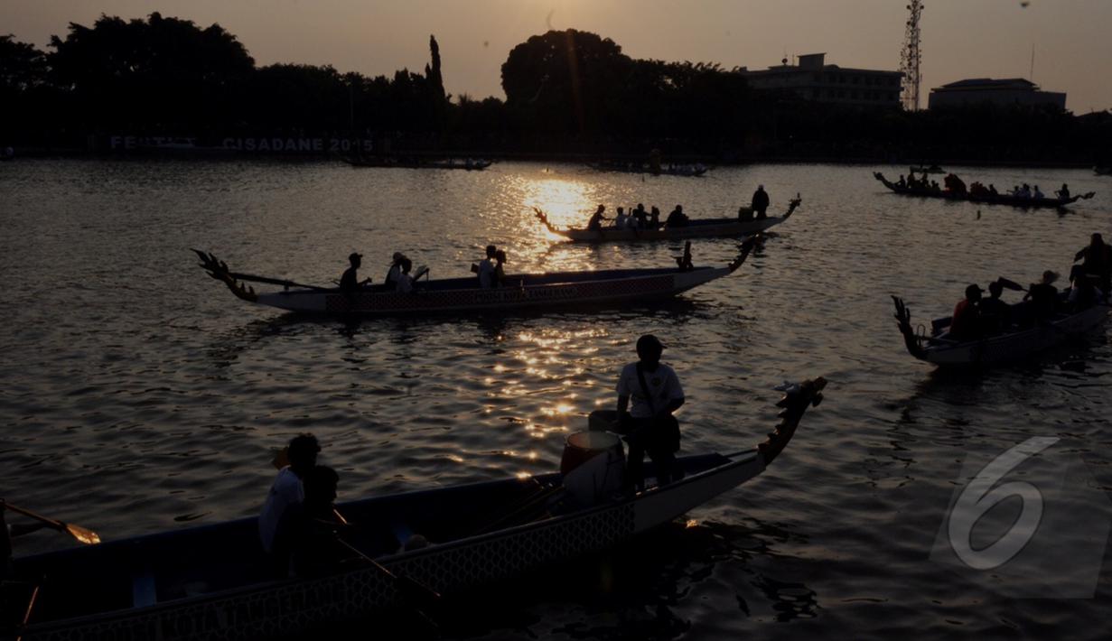 Sejumlah peserta mendayung kano melintasi Sungai Cisadane dalam rangka Festival Cisadane 2015, Banten, Sabtu (23/5/2015). Sebanyak 100 perahu nusantara menampilkan berbagai pernak-pernik budaya khas nusantara (Liputan6.com/Andrian M Tunay)
