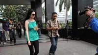 Velove Vexia izin besuk ke gedung KPK bertemu OC Kaligis, Jakarta (Liputan6.com/ Helmi Afandi)