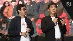 VP Product PT. Kreatif Media Karya, Hadikusuma Wahab (kiri) bersama Sutanto Hartono selaku Direktur Utama Vidio.com saat Launching Vidio Premier pada acara Vidio Fair 2.0 di Gandaria City, Jakarta, Sabtu (3/11). (Liputan6.com/Herman Zakharia)