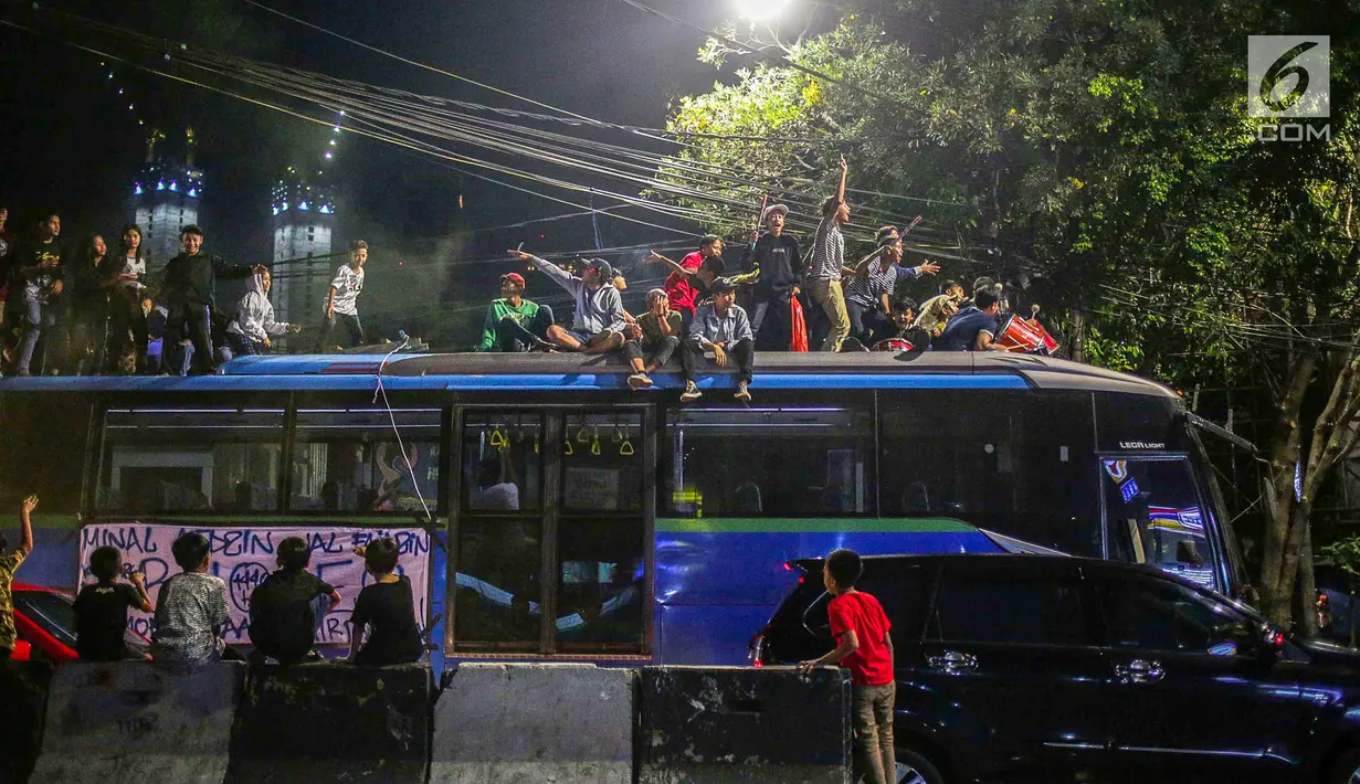 Suasana saat warga merayakan malam takbiran menyambut Hari Raya Idul Fitri 2019 di kawasan Tanah Abang, Jakarta, Selasa (4/6/2019). Pemerintah menetapkan Hari Raya Idul Fitri 1440 Hijriah jatuh pada hari Rabu 5 Juni 2019. (Liputan6.com/Faizal Fanani)