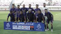 Foto tim Persita Tangerang sebelum laga melawan Persebaya Surabaya&nbsp;pada pekan kedua BRI Super League 2025/2026 di Indomilk Arena, Sabtu (16/8/2025). (Bola.com/ Abdul Aziz)