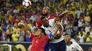 Duel antara pemain Kolombia dan pemain Kosta Rika dalam laga Grup A Copa America Centenario 2016 di Stadion NRG, Houston, AS, Minggu (12/6/2016). (AFP/Nelson Almeida)