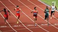 Sprinter Indonesia, Lalu Muhammad Zohri (tengah) saat lari nomor 100 meter putra pada semifinal atletik Asian Games 2018 di Stadion Utama GBK, Jakarta (26/8). Lalu Muhammad Zohri maju ke babak final. (Liputan6.com/Fery Pradolo)