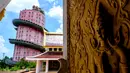 Menara dengan naga raksasa terlihat di kuil Buddha Wat Samphran (Kuil Naga) di Nakhon Pathom, sekitar 40 km sebelah barat Bangkok pada 11 September 2020. Kuil dengan 17 lantai itu berwujud sebuah menara berwarna merah muda yang dililit oleh naga hijau bersisik. (Photo by Mladen ANTONOV / AFP)