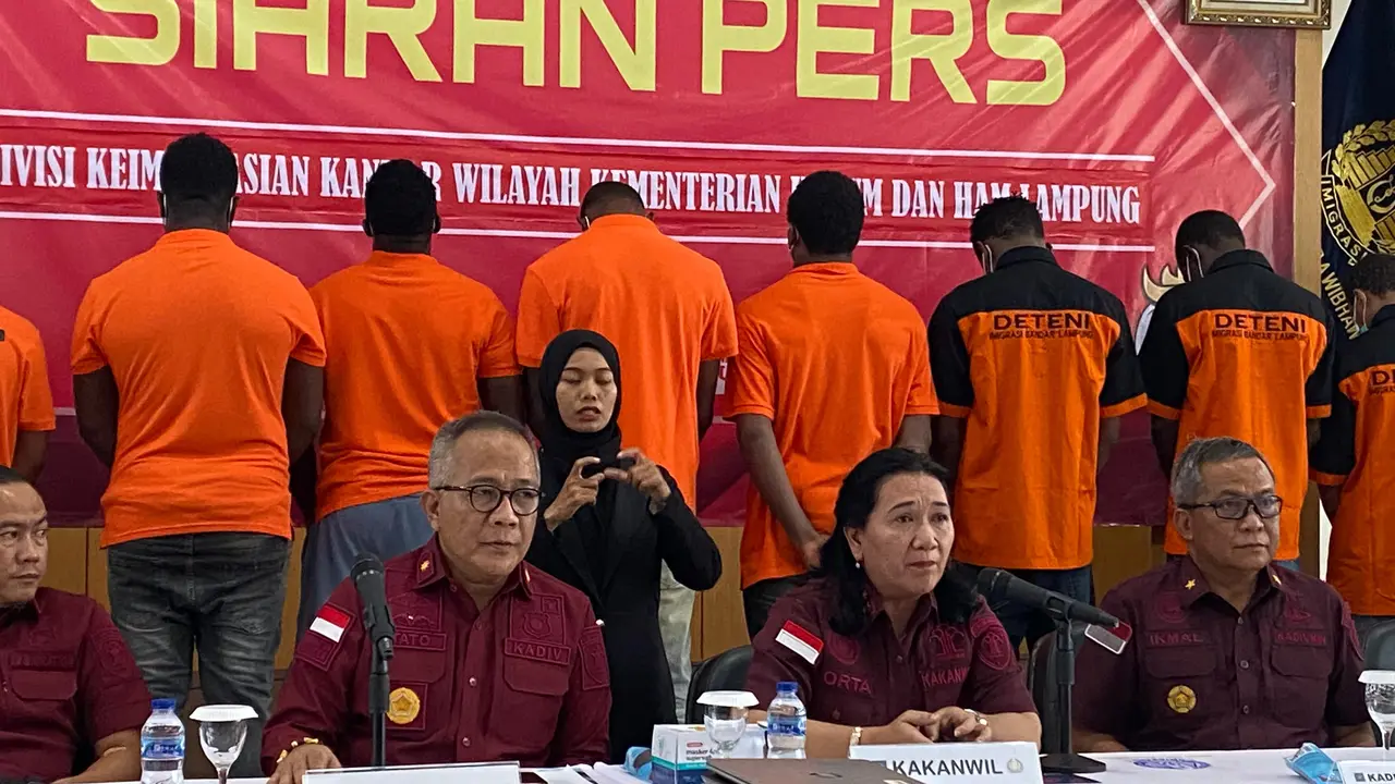 12 WNA Nigeria yang diamankan petugas Imigrasi Lampung. Foto : (Liputan6.com/Ardi).