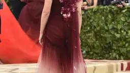 Scarlett Johansson menunjukkan tato di punggungnya saat menghadiri Met Gala 2018 di Metropolitan Museum of Art di New York (7/5). Tema Met Gala kali ini adalah “Heavenly Bodies: Fashion and the Catholic Imagination”. (Photo by Evan Agostini/Invision/AP)