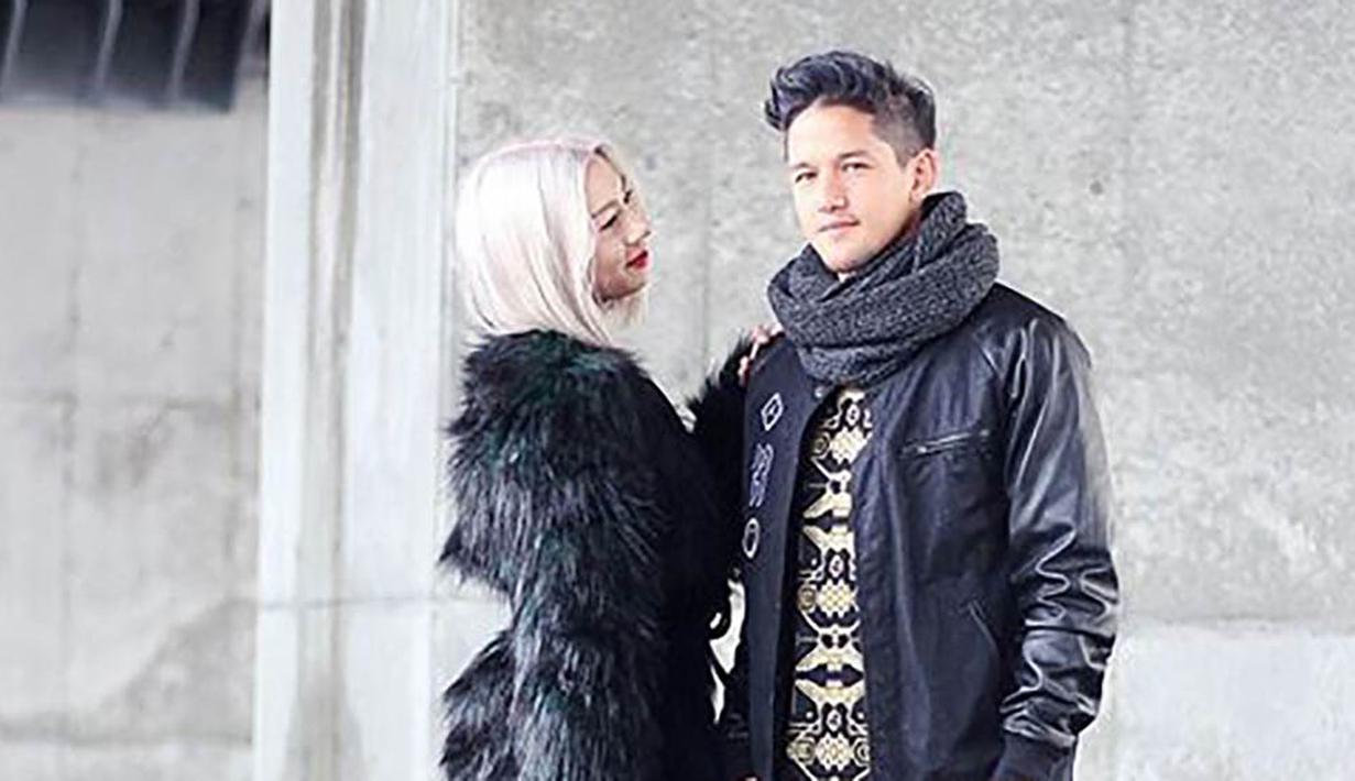 Pesepak bola naturalisasi, Irfan Bachdim, bersama istrinya, Jeniffer Kurniawan tampak serasi dengan busana musim dingin. (Instagram)