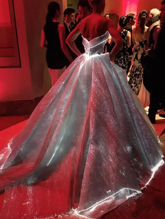 Zac Posen menjahit dengan teliti setiap lipatan untuk menempelkan 30 baterai mini. Inilah rahasianya gaun Claire Danes menyala ditempat gelap. (Instagram)