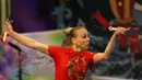 Atlet Wushu asal Rusia, Daria Tarasova saat beraksi, pada Kejuaraan Dunia Wushu 2015 di Istora Senayan, Jakarta, Minggu(15/11/2015). (Bola.com/Nicklas Hanoatubun)