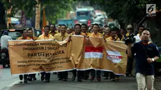 Kader Partai Hanura versi Sariffudin Sudding melakukan Long March sambil membawa spanduk menuju kediaman Dewan Pembina Partai Hanura Wiranto di Cipayung, Jakarta, Kamis (18/1). Sejumlah kader berniat bertemu Dewan Pembinanya.(Liputan6.com/Johan Tallo)