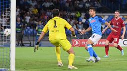 Giovanni Simeone. Striker Argentina berusia 27 tahun ini didatangkan Napoli dengan status pinjaman pada awal musim 2022/2023 dari sesama klub Liga Italia, Hellas Verona. Ia langsung mencetak gol dalam laga debutnya bersama Napoli di Liga Champions musim 2022/2023. Satu golnya ikut membawa Napoli menang 4-1 atas tamunya Liverpool di fase Grup A (7/9/2022). Catatannya berhasil menyamai raihan sang ayah, Diego Simeone yang berhasil mencetak dua gol pada laga debutnya di Liga Champions saat Atletico Madrid menang 4-0 atas Steaua Bucharest pada musim 1996/1997. (AFP/Alberto Pizzoli)