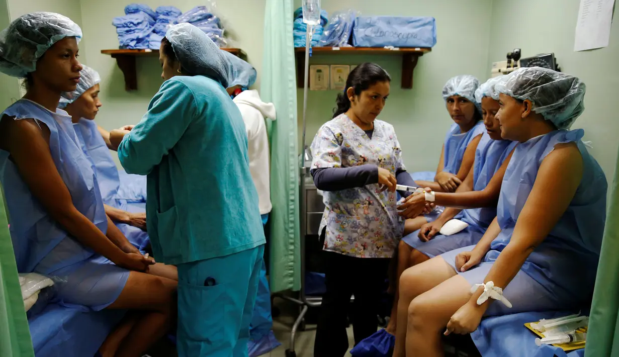 Pasien diperiksa sebelum menjalani operasi sterilisasi di sebuah rumah sakit di Caracas, 27 Juli 2016. Krisis ekonomi parah yang melanda Venezuela membuat banyak wanita memilih operasi sterilisasi untuk mencegah kehamilan. (REUTERS/Carlos Garcia Rawlins)