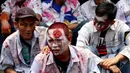 Massa buruh awak mobil tangki (AMT) berdandan seperti zombi melakukan aksi di depan gedung Pertamina, Jakarta, Senin (23/10). Mereka juga meminta bertemu dengan Presiden Joko Widodo (Jokowi) untuk mendengarkan tuntutan mereka. (Liputan6.com/Angga Yuniar)