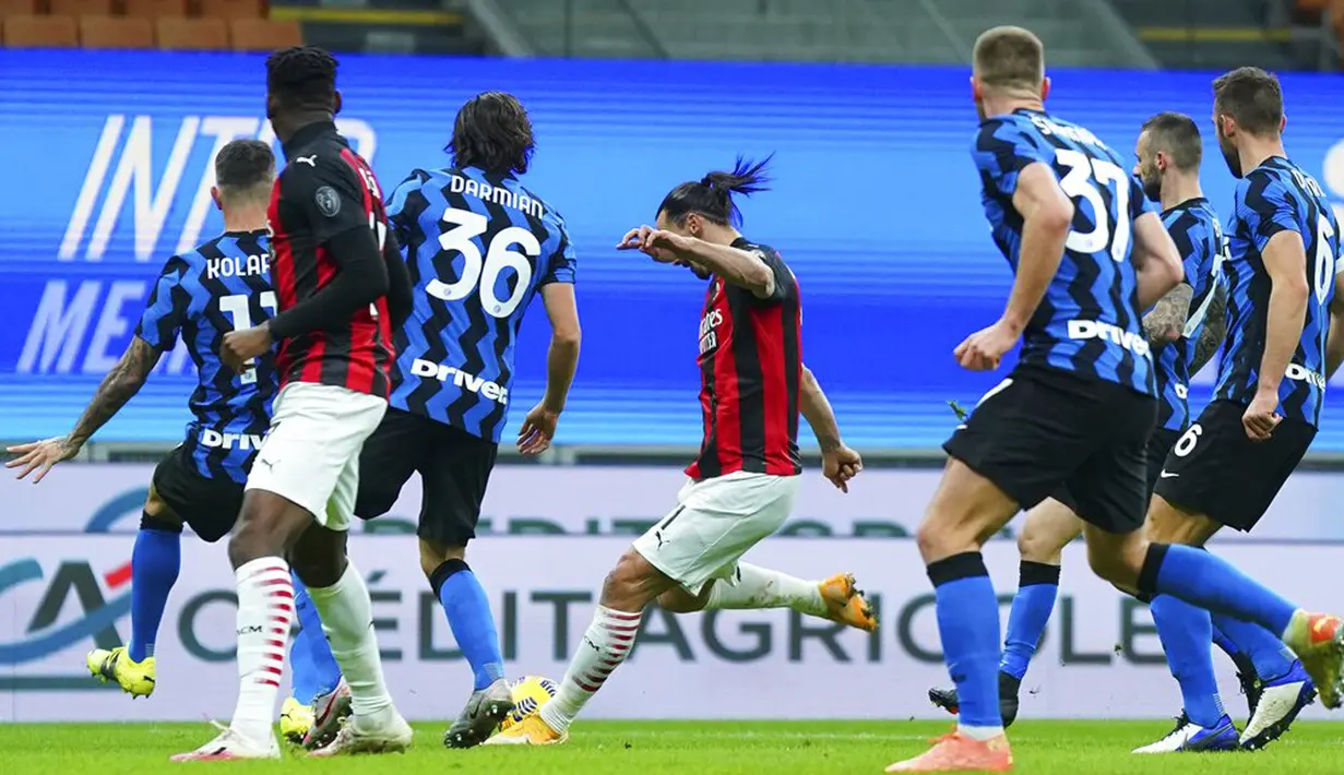 Pemain AC Milan Zlatan Ibrahimovic mencetak gol ke gawang Inter Milan pada pertandingan perempat final Coppa Italia di Stadion San Siro, Milan, Italia, Selasa (26/1/2021). Inter Milan menang 2-1. (Spada/LaPresse via AP)