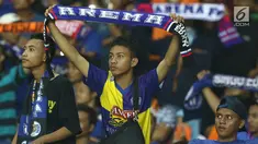 Suporter tim Singo Edan membentangkan syal saat menyaksikan laga Arema FC melawan Persija dilanjutan Liga 1 Indonesia di Stadion Patriot Candrabhaga, Bekasi, Jumat (2/6). Arema FC menyerah 0-2 dari Persija. (Liputan6.com/Helmi Fithriansyah)