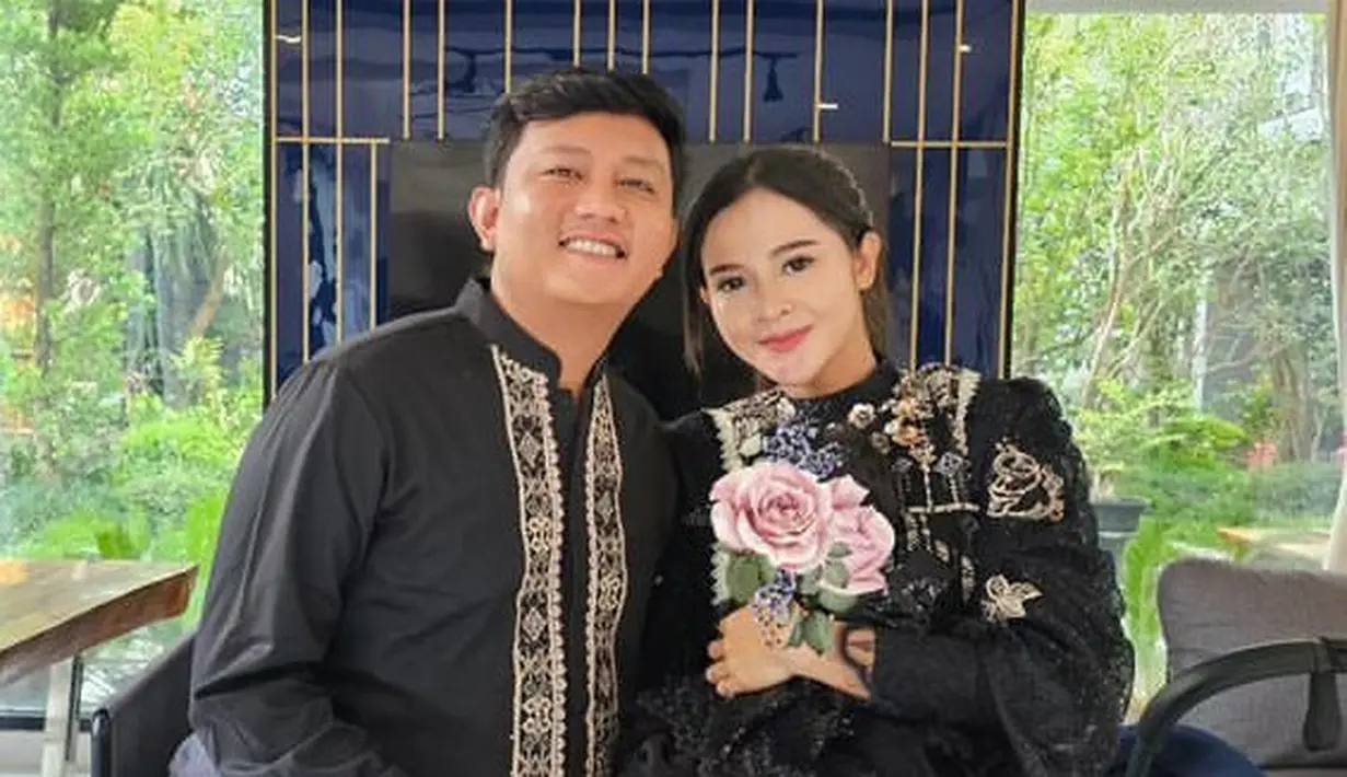Bella Bonita juga merayakan lebaran untuk pertama kalinya sebagai istri dari Denny Caknan. Keduanya tampil serba hitam di momen Idulfitri serasi dengan anaknya. [@bellabonita_r.a]