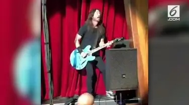 Vokalis Foo Fighters, Dave Grohl jatuh saat manggung. Saat itu, Dave sedang manggung Bersama Foo Fighters di Las Vegas.