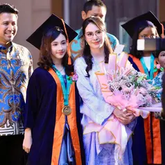 Intip gaya busana Arumi Bachsin di wisuda sang putri (@arumibachsin94)