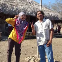 Laudya Cynthia Bella dan Arie Kriting di lokasi syuting film Aisyah Biarkan Kami Bersaudara. Foto: Instagram (@hamdhanikoestoro)