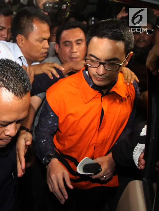 Tersangka Gubernur Jambi Zumi Zola usai menjalani pemeriksan di Gedung KPK, Jakarta, Senin (9/4). Zumi Zola bersama Plt Kadis PUPR Provinsi Jambi nonaktif Arfan diduga menerima gratifikasi Rp 6 miliar dari beberapa kontraktor. (Merdeka.com/Dwi Narwoko)