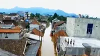 Warga Dayeuhkolot mulai berani berjalan kaki menerobos banjir karena ketinggian banjir telah menurun.