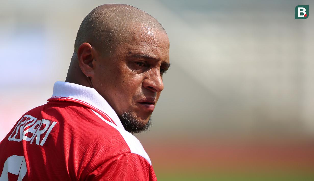 <p>Legenda sepak bola Brasil, Roberto Carlos beraksi sebagai pelatih pada Fourfeo Mini Tournament yang diikuti pemain U-16 saat BRImo Future Garuda di Stadion Madya Senayan, Jakarta, Kamis (01/06/2023). (Bola.com/Bagaskara Lazuardi)</p>