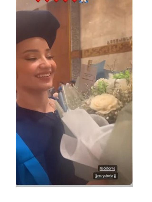 7 Potret Enzy Storia Jalani Wisuda, Tepati Janji ke Ibunda Setelah 9 Tahun