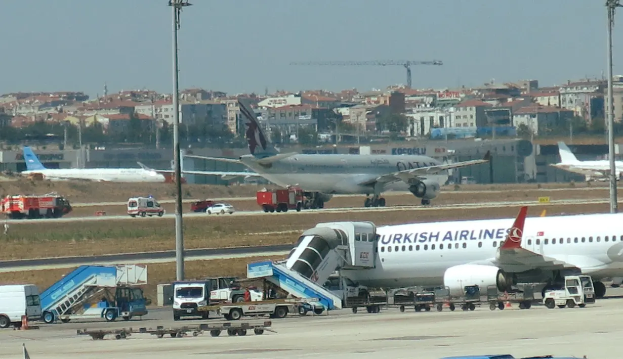 Sebuah Pesawat Qatar Airways mendarat darurat di Bandara Ataturk, Istanbul pada Kamis, (18/08) waktu setempat. Menurut juru bicara Qatar Airways, pendaratan dilakukan lantaran adanya gangguan dari burung yang tertabrak.(REUTERS/Stringer)