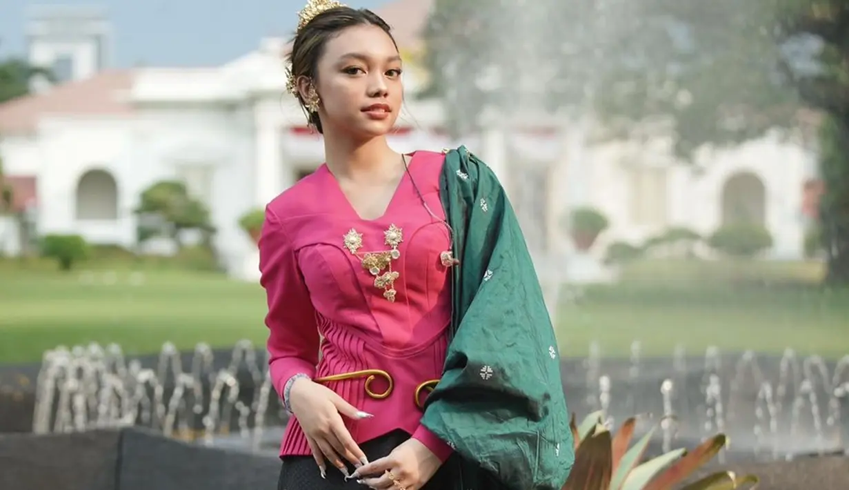 Penampilan Naura Ayu dengan busana berwarna pink yang dipadukan dengan kain Nusantara berwarna hijau ini pun banjir pujian. Dirinya juga terlihat menambahkan beberapa aksesoris tradisional sebagai penunjang penampilan. (Liputan6.com/IG/@naura.ayu)
